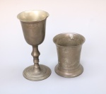 PEWTER - Lote de taça e copo em pewter. Med. 19 cm e 6 cm. Amassados.