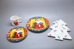 NATAL - Lote de 4 peças com temas natalinos diversos, sendo: caneca, petisqueira e 2 pratos. Med. 27 cm, 20 cm, 9 cm e 32x23 cm