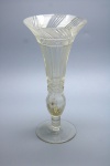 CRISTAL - Vaso floreira ricamente lapidado. Alt. 27 cm.