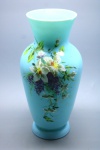 OPALINA - Antigo vaso floreira em opalina azul celeste, pintado a mão com flores policromadas. Med. 30 cm. Bicado.