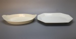 PORCELANA - Lote de 2 travessas em porcelana branca, sendo uma Limoges. Med. 6x33x23 cm e 6x24x34 cm. Marcas do tempo e de uso.