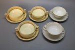 PORCELANA - Lote de 5 consumes, sendo 2 modelos diferentes, 3 deles em porcelana inglesa. Med. 5x14x11 cm, 16 cm, 5x17x13 cm e 16 cm. Marcas do tempo e de uso, leves bicados.