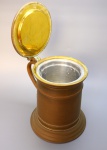 METAL DOURADO - Grande tankard, sendo uma geleira, gravado no fundo TOLEDO. Med. 28x21 cm.