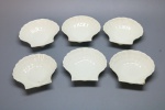 PORCELANA LIMOGES - Conjunto de 6 conchas em fina porcelana Limoges, estilo vieira para servir ostras. Med. 3x10x11,5 cm.