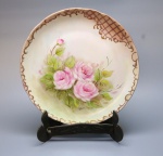 PORCELANA - Prato decorativo, floral policromado. Med. 27 cm.