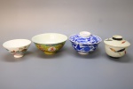 PORCELANA ORIENTAL - Lote de 4 bowls diferentes em porcelana Japonesa, sendo 2 com tampas. Med. 7x16 cm e 9x10 cm. Colada.