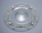 CRISTAL - Belo prato lapidado e delicadamente pintado com guirlanda de flores policromados. Med. 28 cm.