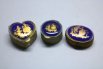 COLECIONISMO - Lote de 3 porta pílulas em metal com tampa em porcelana azul royal e cenas galantes douradas. Italianas.