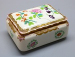 COLECIONISMO - Antigo porta joias em porcelana Hungra, policromada com flores. Med. 6x12x8 cm. Colada.