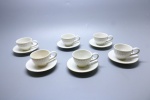 PORCELANA - Conjunto de 6 xícaras em porcelana SALER branca, delicadamente decorada com relevos. Med. 4,5 cm e 10 cm.