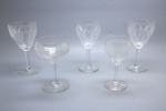 CRISTAL - Lote de 5 taças diversas com lapidação estilo Saint Louis. Alt. 16,5 cm e 14 cm. bicados.