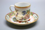 PORCELANA - Antiga xícara de café de coleção em bela porcelana, oriental, pintada a mão, pássaros e flores policromadas. Med. 5 cm e 11 cm.