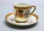 PORCELANA - Antiga xícara de café de coleção em bela porcelana japonesa casquinha de ovo, pintada a mão com cenas típicas da região e gueixa no fundo. Med. 5 cm e 10 cm.