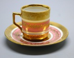 PORCELANA - Antiga xícara de café de coleção em bela porcelana em tom branco e rosa, com detalhes em ouro.. Med. 5 cm e 11 cm.