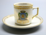 PORCELANA - Xicara de café comemorativa do IV Centenário do RJ em porcelana MAUA 1565 - 1965 com o brasão da cidade do Rio de Janeiro e acabamento em dourado. Med. 6 cm e 10 cm.