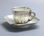 PORCELANA - Antiga xícara de café de coleção em bela porcelana ALEMÃ FRAURETH, decoração camada espessuradas a prata em relevo. Med. 4 cm e 9 cm.