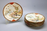 PORCELANA ORIENTAL - Belo conjunto de chá em fina porcelana japonesa, dita CASCA DE OVO, ricamente pintado a mão com pássaros e delicadas flores policromadas, composta de: 6 pratos de sobremesa. Med. 18 cm.