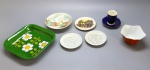 PORCELANA - Lote de porcelanas diversas, composto de: petisqueira, 3 pratinhos, petisqueira alta, bowl, copo com pires. Maior 20x20 cm e 11 cm. Marcas do tempo e bicados.