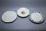 PORCELANA - Lote de 3 pratos decorativos, policromados, sendo 1 com cena galante. Med. 27 cm e 25 cm.