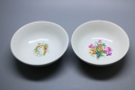 PORCELANA - Lote de 2 bowls pequenos em porcelana vitrificada, decorado com flores policromadas. Med. 5x16 cm.