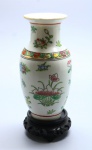 PORCELANA - Vaso oriental com flores policromadas. Alt. 18 cm. Com peanha.