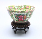 PORCELANA - Medalhão Rose - Bowl em porcelana oriental, peanha madeira. Marcas de restauro e bicados. Med. 10x12 cm.