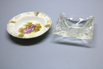 DIVERSOS - Lote de 2 cinzeiros, sendo um em porcelana LIMOGES e um em cristal. Med. 11 cm e 9x9 cm.