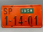 COLECONISMO - Placa automotiva em alumínio - Laranja - SP 1-14-01 - Plaqueta menor 1958. Med. 20,5x35 cm.