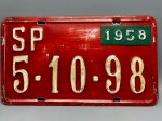 COLECIONISMO - Placa automotiva em alumínio - Vermelha - SP 5-10-98 - Com plaqueta menor 1958. Med. 20x35 cm.