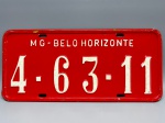 COLECIONISMO - Placa automotiva em alumínio - Vermelha - MG Belo Horizonte - 4-63-11. Med. 16x35 cm.