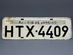 COLECIONISMO - Placa automotiva em alumínio - BRANCA -Rio de Janeiro HTX 4409. Med. 14x40 cm.