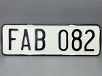 COLECIONISMO - Placa automotiva em alumínio - BRANCA - FAB 082. Med. 14x40 cm.