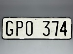 COLECIONISMO - Placa automotiva em alumínio - BRANCA - GPO 374. Med. 14x40 cm.