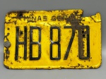 COLECIONISMO - Placa automotiva antiga em ferro, amarela - HB 870. Med. 12x20 cm. Desgastes.