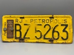 COLECIONISMO - Placa automotiva, pintada amarela, com sistema numérico, padrão utilizado de 1941 a 1969 - BZ 5263 - Petrópolis rj- Marcas do tempo.