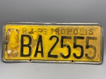 COLECIONISMO - Placa automotiva, pintada amarela, com sistema numérico, padrão utilizado de 1941 a 1969 - BA 2555 - Petrópolis rj- Marcas do tempo.