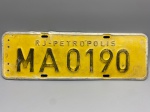 COLECIONISMO - Placa automotiva,pintada amarela, com sistema numérico, padrão utilizado de 1941 a 1969 - MA 0190 Petrópolis - Rio de Janeiro - Marcas do tempo.