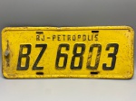 COLECIONISMO - Placa automotiva, pintada amarela, com sistema numérico, padrão utilizado de 1941 a 1969 - BZ 6803 - Petrópolis  RJ - Marcas do tempo.