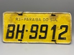 COLECIONISMO - Placa automotiva, pintada amarela, com sistema numérico, padrão utilizado de 1941 a 1969 - BH 9912 - Paraíb do Sul - Marcas do tempo