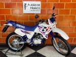 MOTOCICLETA  YAMAHA DT 200R 1996  Moto em excelente estado, sendo uma ótima oportunidade para quem procura uma moto pronta. Apresenta mecânica e elétrica em boas condições, com YPVS e autolube funcionando, farol original CIBIE. Documentação em dia, já com motor cadastrado e placa no padrão MERCOSUL. <br><br>DESPESA ADICIONAL DE PÁTIO E LOGISTICA R$290,00.<br><br>As obras serão vendidas "NO ESTADO" em que foram recebidas e expostas. Em se tratando de automóveis, estes são leiloados no estado que se encontram no momento do pregão, não havendo garantia de funcionamento de motor e/ou elétrica, razão pela qual no período de visitação é garantida a visita por expert da confiança do arrematante.  A descrição de estado ou vícios decorrentes do uso são pontuadas na descrição dos objetos/veículos/obras, porém não vinculam e nem constituem garantia de funcionamento. </br><br>