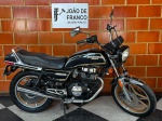 MOTOCICLETA  HONDA 450 CUSTOM 1985 - Moto em bom estado de conservação, mecânica e elétrica funcionando, setas dianteiras originais ROSSI, moto bem íntegra. Documentação toda em dia. <br><br>DESPESA ADICIONAL DE PÁTIO E LOGISTICA R$290,00.<br><br>As obras serão vendidas "NO ESTADO" em que foram recebidas e expostas. Em se tratando de automóveis, estes são leiloados no estado que se encontram no momento do pregão, não havendo garantia de funcionamento de motor e/ou elétrica, razão pela qual no período de visitação é garantida a visita por expert da confiança do arrematante.  A descrição de estado ou vícios decorrentes do uso são pontuadas na descrição dos objetos/veículos/obras, porém não vinculam e nem constituem garantia de funcionamento. </br><br>