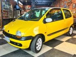 VEÍCULO  RENAULT TWINGO  O carro se apresenta em perfeito estado, mantendo grande parte da originalidade, contando com todos os vidros originais RENAULT. Na interna o carro se encontra em perfeito estado, com os estofados sem defeitos. Pintura, lataria e mecânica em perfeito estado, sem defeitos aparentes. O carro tem manual e a documentação toda em dia, já com placa no padrão MERCOSUL <br><br>DESPESA ADICIONAL DE PÁTIO E LOGISTICA R$390,00.<br><br>As obras serão vendidas "NO ESTADO" em que foram recebidas e expostas. Em se tratando de automóveis, estes são leiloados no estado que se encontram no momento do pregão, não havendo garantia de funcionamento de motor e/ou elétrica, razão pela qual no período de visitação é garantida a visita por expert da confiança do arrematante.  A descrição de estado ou vícios decorrentes do uso são pontuadas na descrição dos objetos/veículos/obras, porém não vinculam e nem constituem garantia de funcionamento. </br><br>