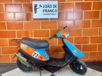 MOTOCICLETA  YAMAHA JOG 2001- Moto em bom estado de conservação, com partida elétrica, customização na pintura, lentes originais e embreagem de competição. Moto sem documento para fins de uso recreativo ou exposição. <br><br>DESPESA ADICIONAL DE PÁTIO E LOGISTICA R$290,00.<br><br>As obras serão vendidas "NO ESTADO" em que foram recebidas e expostas. Em se tratando de automóveis, estes são leiloados no estado que se encontram no momento do pregão, não havendo garantia de funcionamento de motor e/ou elétrica, razão pela qual no período de visitação é garantida a visita por expert da confiança do arrematante.  A descrição de estado ou vícios decorrentes do uso são pontuadas na descrição dos objetos/veículos/obras, porém não vinculam e nem constituem garantia de funcionamento. </br><br>