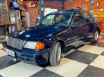 VEICULO  MERCEDES C180 1999  - Se encontra em um estado excepcional, lataria, pintura e mecânica em perfeito estado de conservação. O carro é muito completo, contando com bancos de couro com ajuste elétrico, teto solar, câmera de ré, cambio automático, retrovisor com ajuste elétricos e acabamento em couro, preserva o rádio original de fábrica e todos os vidros originais. Documentação em dia.<br><br>DESPESA ADICIONAL DE PÁTIO E LOGISTICA R$390,00.<br><br>As obras serão vendidas "NO ESTADO" em que foram recebidas e expostas. Em se tratando de automóveis, estes são leiloados no estado que se encontram no momento do pregão, não havendo garantia de funcionamento de motor e/ou elétrica, razão pela qual no período de visitação é garantida a visita por expert da confiança do arrematante.  A descrição de estado ou vícios decorrentes do uso são pontuadas na descrição dos objetos/veículos/obras, porém não vinculam e nem constituem garantia de funcionamento. </br><br>