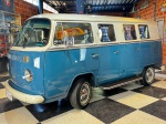 VEICULO  VW KOMBI LUXO 6 PORTAS 1978  O carro em excelente apresentação, sendo muito difícil de se ver a venda. Interior do carro, como bancos, forração de teto, forração de portas e painel em excelente estado de conservação, pintura, lataria e mecânica em bom estado. Excelente oportunidade se tratando de um carro difícil de se ver a venda e nessas condições. Documentação toda em dia, já com placa no padrão MERCOSUL <br><br>DESPESA ADICIONAL DE PÁTIO E LOGISTICA R$390,00.<br><br>As obras serão vendidas "NO ESTADO" em que foram recebidas e expostas. Em se tratando de automóveis, estes são leiloados no estado que se encontram no momento do pregão, não havendo garantia de funcionamento de motor e/ou elétrica, razão pela qual no período de visitação é garantida a visita por expert da confiança do arrematante.  A descrição de estado ou vícios decorrentes do uso são pontuadas na descrição dos objetos/veículos/obras, porém não vinculam e nem constituem garantia de funcionamento. </br><br>