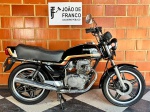 MOTOCICLETA - HONDA CB 400 -1982 - Moto japonesa, uma sobrevivente, pintura, cromados, tudo em bom estado, conjunto óptico original e painel originais, necessita revisão nos freios, 100% operacional.<br><br>DESPESA ADICIONAL DE PÁTIO E LOGISTICA R$290,00.<br><br>As obras serão vendidas "NO ESTADO" em que foram recebidas e expostas. Em se tratando de automóveis, estes são leiloados no estado que se encontram no momento do pregão, não havendo garantia de funcionamento de motor e/ou elétrica, razão pela qual no período de visitação é garantida a visita por expert da confiança do arrematante.  A descrição de estado ou vícios decorrentes do uso são pontuadas na descrição dos objetos/veículos/obras, porém não vinculam e nem constituem garantia de funcionamento. </br><br>