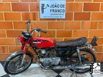 MOTOCICLETA - Moto HONDA CB 125 K2 da decada de 70, motor 4 tempos, 2 cilindros, refrigeração a ar, 2 carburadores.  Moto sem documento, motor não esta trancado, mas sem funcionamento a mais de 10 anos. Moto para fins de uso recreativo, decoração e exposição. <br><br>DESPESA ADICIONAL DE PÁTIO E LOGISTICA R$290,00.<br><br>As obras serão vendidas "NO ESTADO" em que foram recebidas e expostas. Em se tratando de automóveis, estes são leiloados no estado que se encontram no momento do pregão, não havendo garantia de funcionamento de motor e/ou elétrica, razão pela qual no período de visitação é garantida a visita por expert da confiança do arrematante.  A descrição de estado ou vícios decorrentes do uso são pontuadas na descrição dos objetos/veículos/obras, porém não vinculam e nem constituem garantia de funcionamento. </br><br>