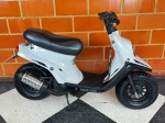 SCOOTER - Yamaha BWS - 50cc - Moto sem documento, aparentemente com todas as peças. Moto para fins de decoração e exposição. <br><br>DESPESA ADICIONAL DE PÁTIO E LOGISTICA R$290,00.<br><br>As obras serão vendidas "NO ESTADO" em que foram recebidas e expostas. Em se tratando de automóveis, estes são leiloados no estado que se encontram no momento do pregão, não havendo garantia de funcionamento de motor e/ou elétrica, razão pela qual no período de visitação é garantida a visita por expert da confiança do arrematante.  A descrição de estado ou vícios decorrentes do uso são pontuadas na descrição dos objetos/veículos/obras, porém não vinculam e nem constituem garantia de funcionamento. </br><br>