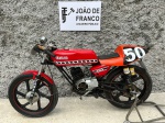 MOTOCICLETA - Moto YAMAHA  RD 50 - Década de 70. Moto sem documento e com faltas de peças. Moto para fins de decoração e exposição. Produto conforme fotos e vídeo originais do lote. <br><br>DESPESA ADICIONAL DE PÁTIO E LOGISTICA R$290,00.<br><br>As obras serão vendidas "NO ESTADO" em que foram recebidas e expostas. Em se tratando de automóveis, estes são leiloados no estado que se encontram no momento do pregão, não havendo garantia de funcionamento de motor e/ou elétrica, razão pela qual no período de visitação é garantida a visita por expert da confiança do arrematante.  A descrição de estado ou vícios decorrentes do uso são pontuadas na descrição dos objetos/veículos/obras, porém não vinculam e nem constituem garantia de funcionamento. </br><br>