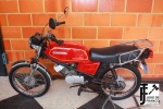 MOTOCICLETA -HONDA MB 100 Dec. 80. Moto muita rara de se ver, sem documentos, para fins de decoração e exposição, motor sem funcionamento a algum tempo, motor 2 tempos com um cilindro.<br><br>DESPESA ADICIONAL DE PÁTIO E LOGISTICA R$290,00.<br><br>As obras serão vendidas "NO ESTADO" em que foram recebidas e expostas. Em se tratando de automóveis, estes são leiloados no estado que se encontram no momento do pregão, não havendo garantia de funcionamento de motor e/ou elétrica, razão pela qual no período de visitação é garantida a visita por expert da confiança do arrematante.  A descrição de estado ou vícios decorrentes do uso são pontuadas na descrição dos objetos/veículos/obras, porém não vinculam e nem constituem garantia de funcionamento. </br><br>